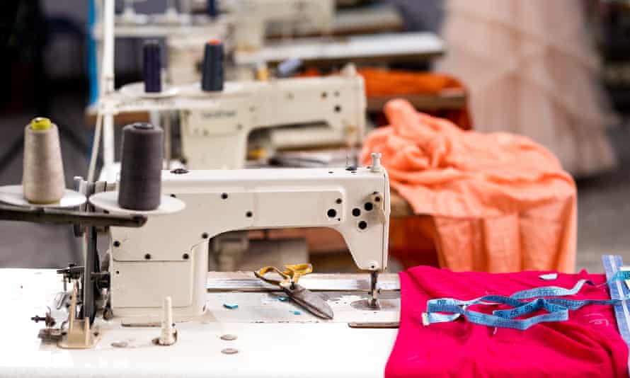 Tekstil fabrikasında dikiş makineleri ve terzilik araçları