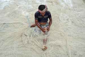 A fisher weaves a specialised pocket net
