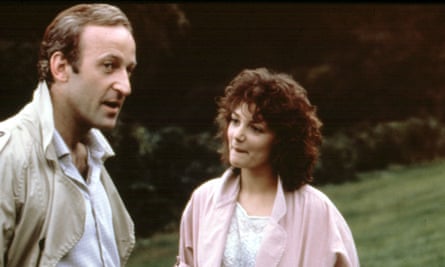 Diffusée en 1985, la série dramatique de la BBC Edge of Darkness, mettant en vedette Bob Peck et Joanne Whalley, était un 