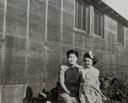 Picture of Mary Abo with mother, Nobu Tanaka, at Minidoka.
