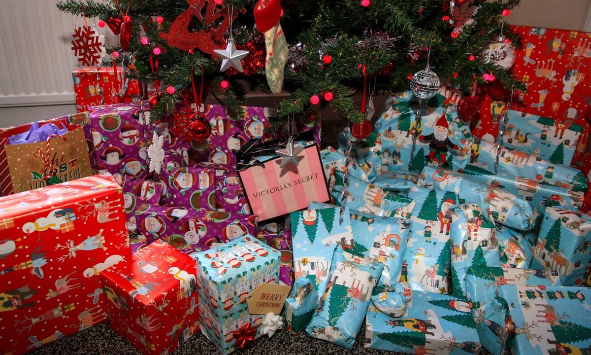 Real Christmas Trees With Presents Christmas Tree With Lots Of Presents