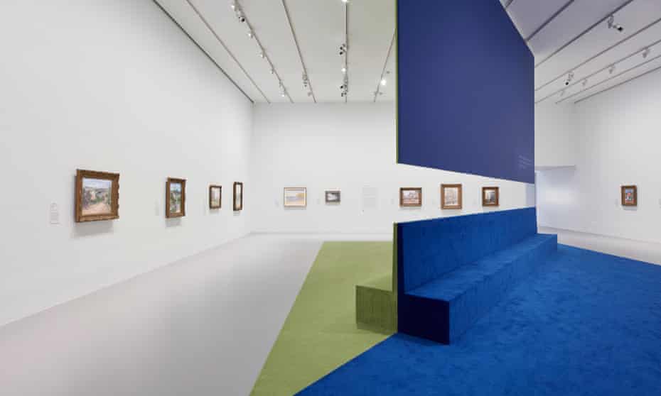 En una parte de la exposición, una barrera diagonal recorre la mayor parte de la sala, dividiéndola en dos mitades triangulares.