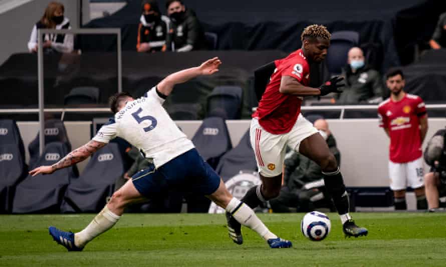 Paul Pogba passe le ballon devant un étirement Pierre-Emile Højbjerg