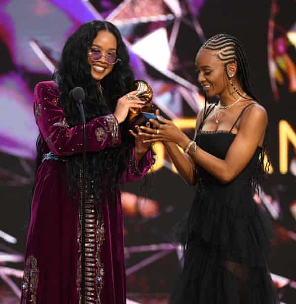HER and co-writer Tiara Thomas accept the song of the year award for I Can’t Breathe.