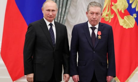 Ravil Maganov (right) with Vladimir Putin