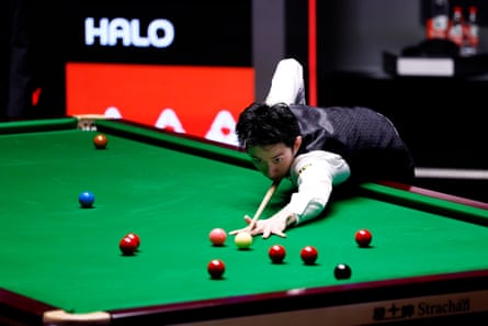 Wu Yize lines up a red during his match-winning break in the final frame.
