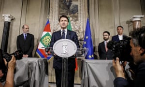 El recién nombrado primer ministro de Italia, Giuseppe Conte, habla con los periodistas después de recibir el mandato de formar un nuevo gobierno.