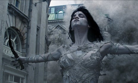 Sofia Boutella as released sorceress Ahmanet in The Mummy.