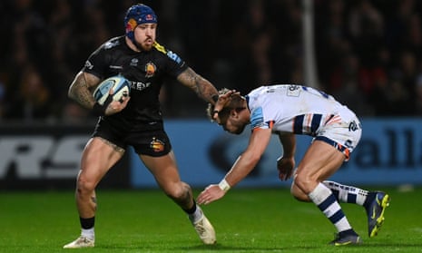 Jack Nowell breaks away from the tackle of Henry Purdy during the Premiership match between Exeter and Bristol at Sandy Park on 1 January 2022