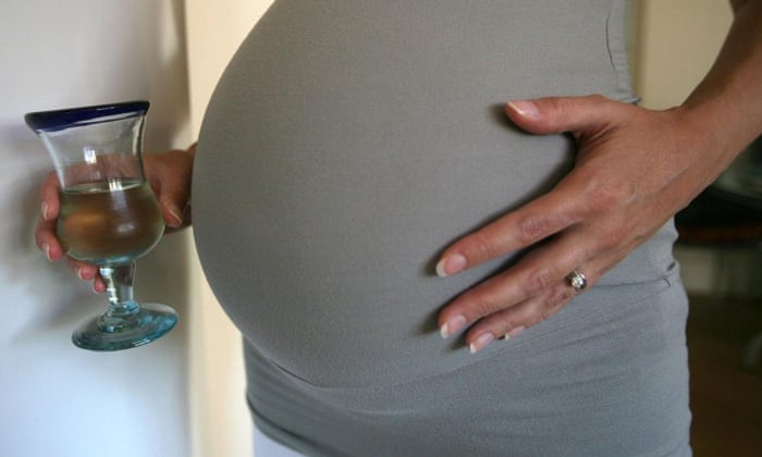 Вредно ли употреблять алкоголь во время беременности? Даже эксперты расходятся во мнениях.