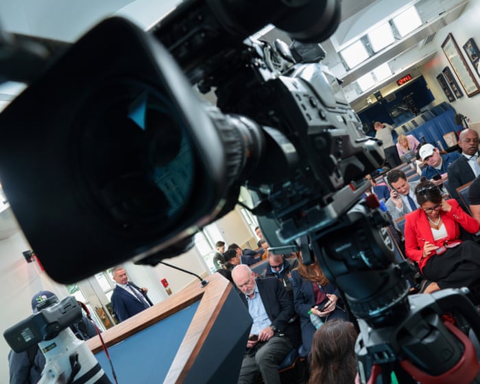 White House television pool resumes after banned news outlets regain access