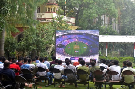 Fans verfolgen das WM-Finale auf einer Großleinwand in Prayagraj.