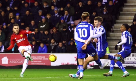 Diogo Dalot van Manchester United krult de bal in het net en opent de score voor Wigan.