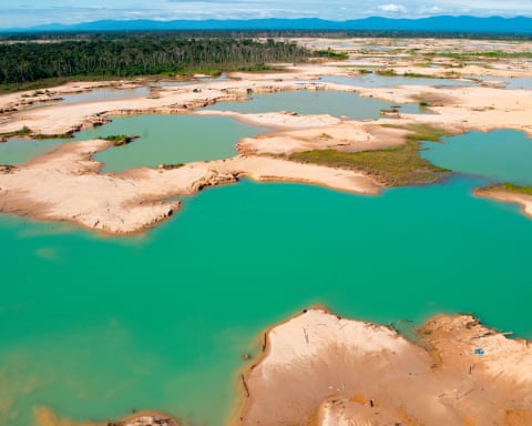 Paisagem de terra árida e grandes lagoas de água verde brilhante.