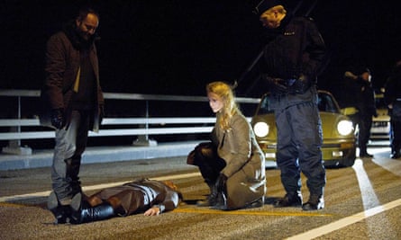 Detectives with the murder victim on the Oresund Bridge