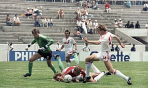 Hungary’s goalkeeper Peter Disztl (left) can only look on as Sergei Rodionov from the USSR team runs through the Hungarian defence before slotting the ball home for the Soviets’ sixth and final goal.