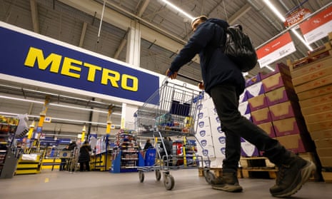 People shop at a Metro Cash and Carry hypermarket in MoscowA man pushes a trolley while shopping at a Metro Cash and Carry hypermarket in Moscow, Russia December 22, 2023.