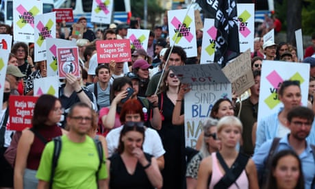 La gente marcha por la calle sosteniendo pancartas y carteles contra la AfD