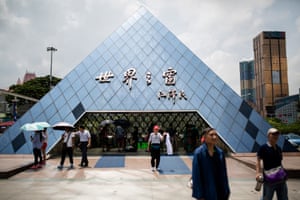 La pyramide du Louvre, qui fait office de bouche de métro