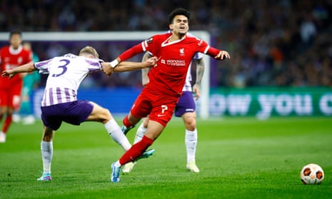 Liverpools Luis Diaz im Einsatz mit Toulouses Mikkel Desler.