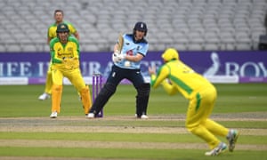 Eoin Morgan hits the ball straight to Glenn Maxwell who takes a smart catch.