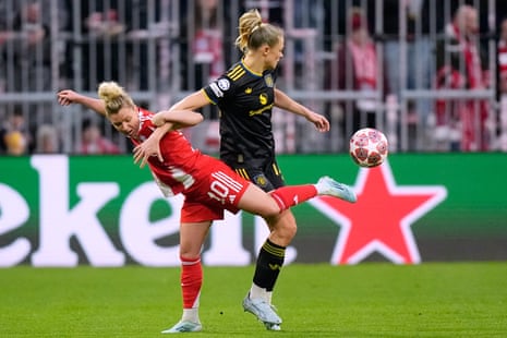 Linda Dallmann competes for the ball with Fridolina Rolfo.
