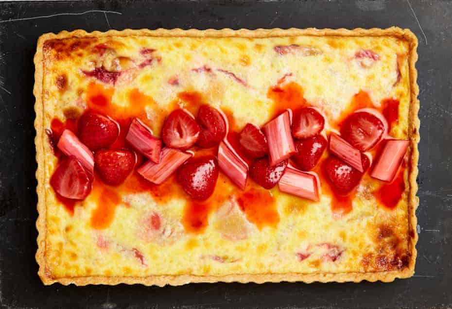 Tranche de crème pâtissière aux fraises et à la rhubarbe de Yotam Ottolenghi