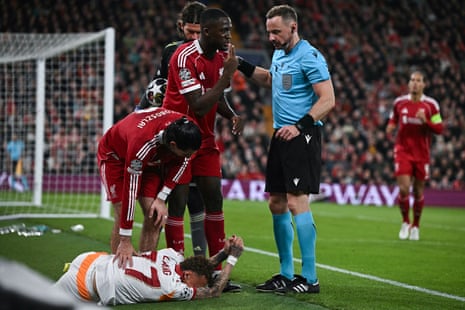 Noa Lang suffers a very nasty looking hand injury'.