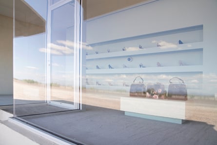 Prada in the desert: how a fake luxury boutique became a Texas landmark | | The Guardian