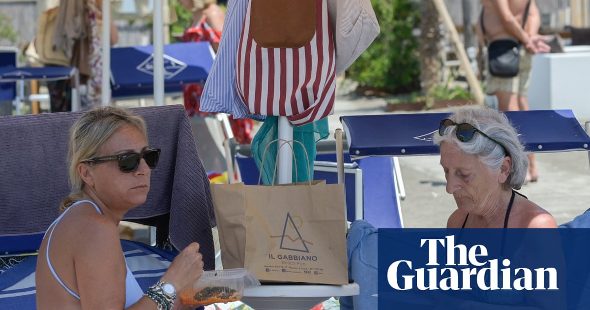 Panino police: packed lunch bans enrage Italians at pricey beach clubs