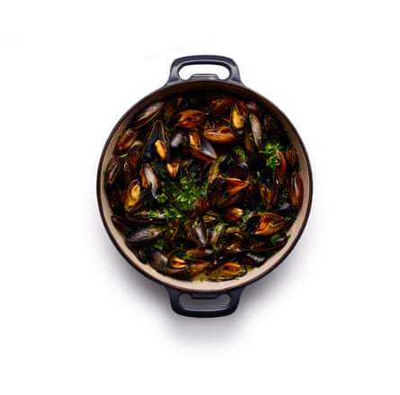 Felicity Cloake moules marinière. Stir in the butter to melt, and add parsley.