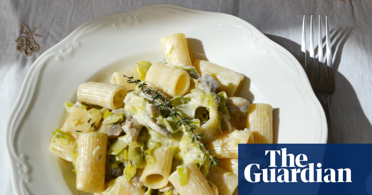 Rachel Roddy’s recipe for pasta with leeks, mushrooms, thyme and soft cheese - The Guardian