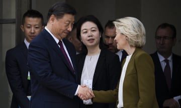 Xi Jinping shakes hands with Ursula von der Leyen at the Élysee Palace in Paris