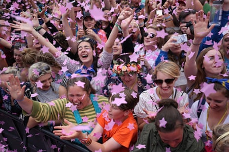 Glastonbury Festival at Worthy Farmepa06048379 The crowd react as they are showered with star-shaped confetti during US singer Katy Perry’s performance at the Glastonbury Festival of Contemporary Performing Arts 2017 at Worthy Farm, near Pilton, Somerset, Britain, 24 June 2017. The outdoor festival runs from 21 to 25 June. EPA/NIGEL RODDIS