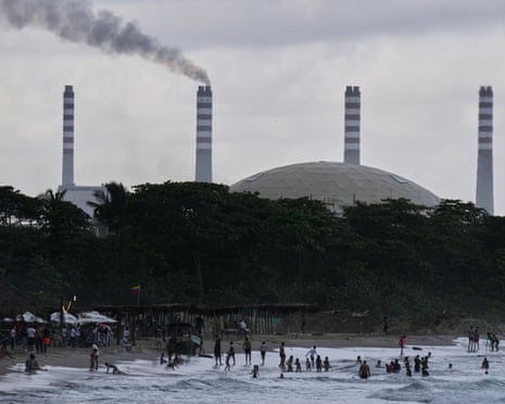 APTOPIX Venezuela OilThe El Palito refinery rises above a beach in Puerto Cabello, Venezuela, Sunday, Dec. 21, 2025. (AP Photo/Matias Delacroix)