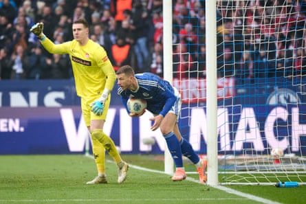 Edin Dzeko scores for Schalke against Kaiserlautern.
