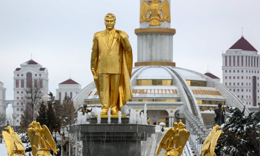 Statue of late Turkmenistan president  Saparmurat Niyazov