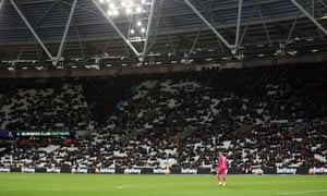 Los fanáticos del West Ham abandonan la derrota de Newcastle temprano. La multitud se había vuelto contra el equipo en el descanso.