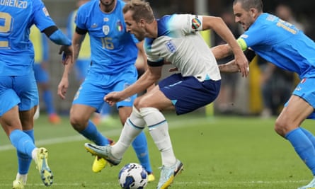 Les brassards arc-en-ciel, comme celui porté par le capitaine anglais Harry Kane lors d'un match contre l'Italie en septembre, ont été interdits par la Fifa.