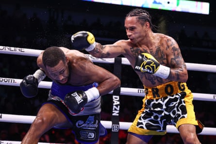 Danielito Zorrilla, à gauche, échappe à un coup de poing de Regis Prograis lors de leur combat pour le titre des poids welters juniors samedi soir.
