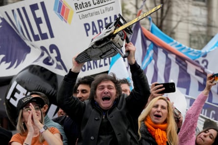 Javier Milei schwingt während einer Kundgebung in La Plata, Argentinien, eine Kettensäge.