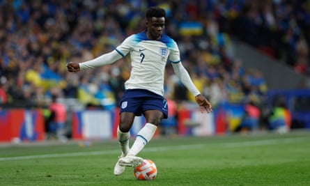 Bukayo Saka attaque pour l'Angleterre