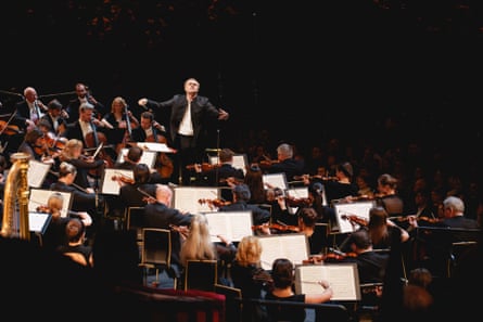واسیلی پترنکو در حال رهبری ارکستر فیلارمونیک سلطنتی در رویال آلبرت هال.