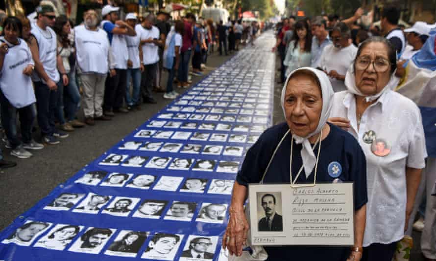 Abuelas de Plaza de Mayo y otros manifestantes en Buenos Aires exhiben retratos de argentinos desaparecidos bajo el régimen militar. Ahora se están utilizando pruebas de ADN para ayudar a identificar los restos de las víctimas.