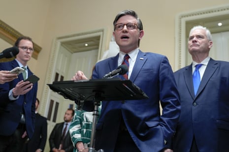 Урядові чиновники в обговоренні