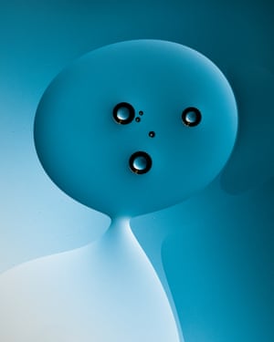 Bolhas turquesa e brancas, muito suaves e com aparência artificial