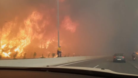 Car drives through wildfires on motorway near Athens - video 