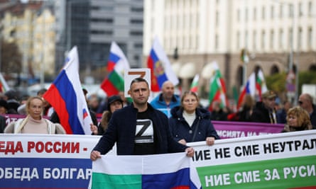In december nemen mensen deel aan een demonstratie ter ondersteuning van Rusland in Sofia, Bulgarije.
