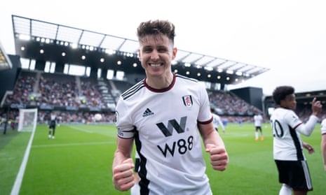 Tom Cairney dari Fulham merayakan dengan rekan tim setelah mencetak gol ketiga tim