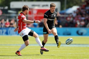 Owen Farrell von Saracens tritt den Ball an Danny Cipriani vorbei.